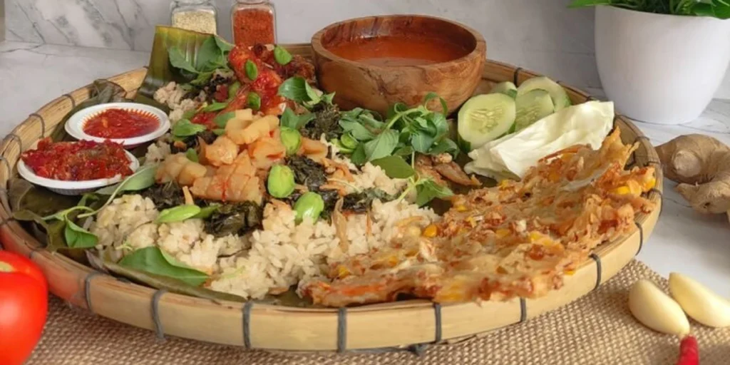 Sajian nasi dengan aneka lauk, sambal, dan sayuran dari dokumentasi Nasi Bakar Pakjo.